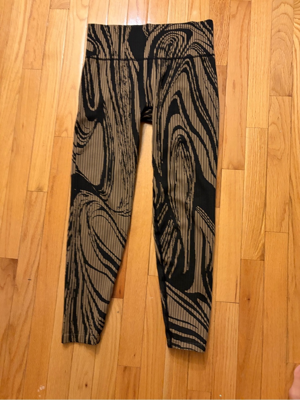 Sage women’s leggings swirl pattern black tan